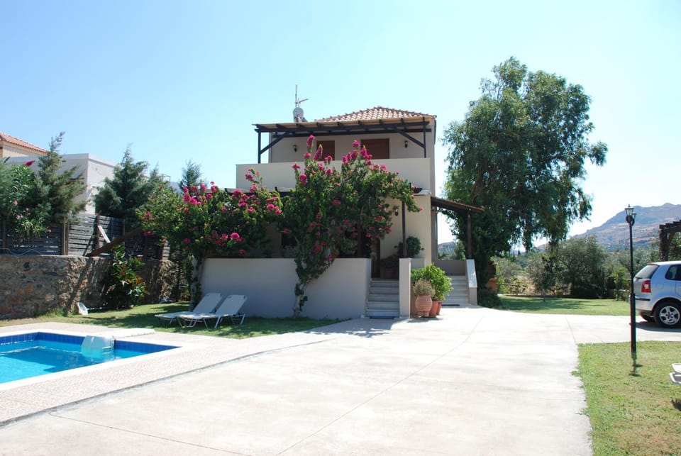 Villa with a pool in Lefkogia Villa in Crete Region