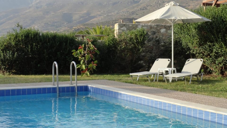 Villa with a pool in Lefkogia Villa in Crete Region