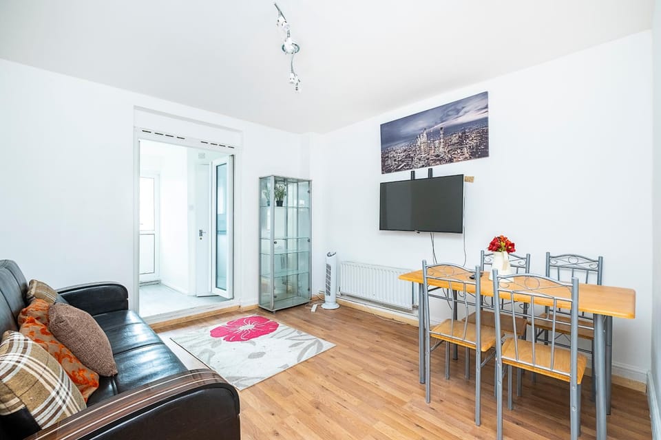 TV and multimedia, Living room, Seating area, Dining area