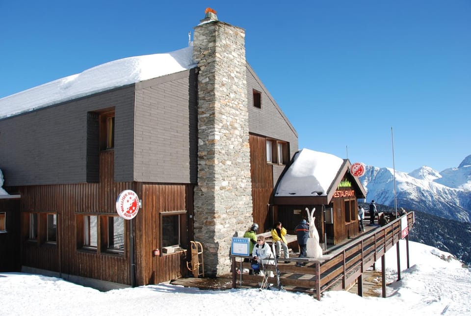 Facade/entrance, Winter