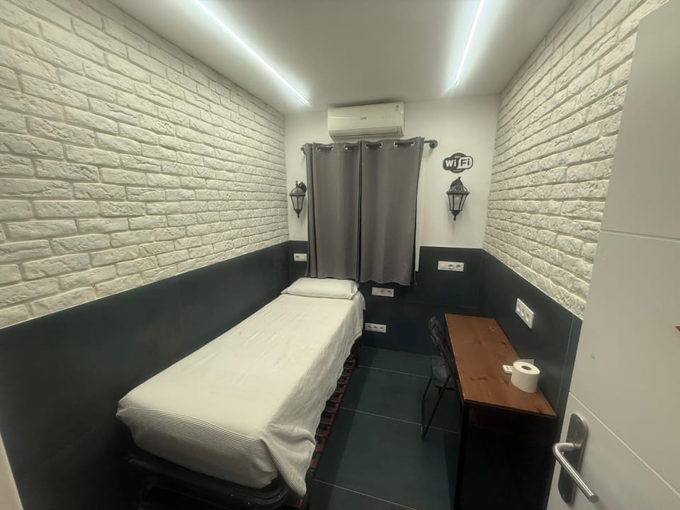 Practical room: Barcelona-Fira-Airport Bed and Breakfast in L'Hospitalet de Llobregat