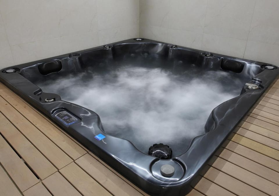 Hot Tub, Spa and wellness centre/facilities, On site, heating