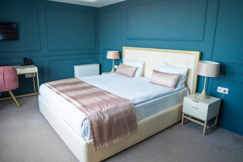 Bed, Seating area, Bedroom