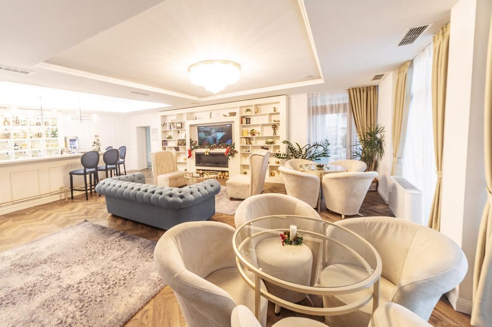 Communal lounge/ TV room, TV and multimedia, Living room, Seating area, heating