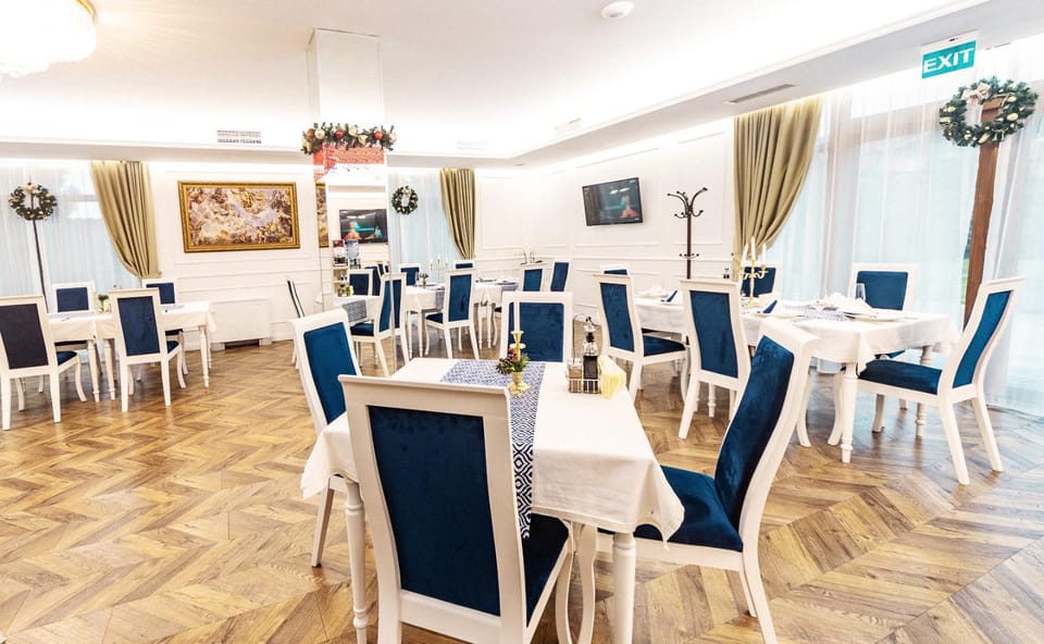 Restaurant/places to eat, Banquet/Function facilities, Seating area, Time of day