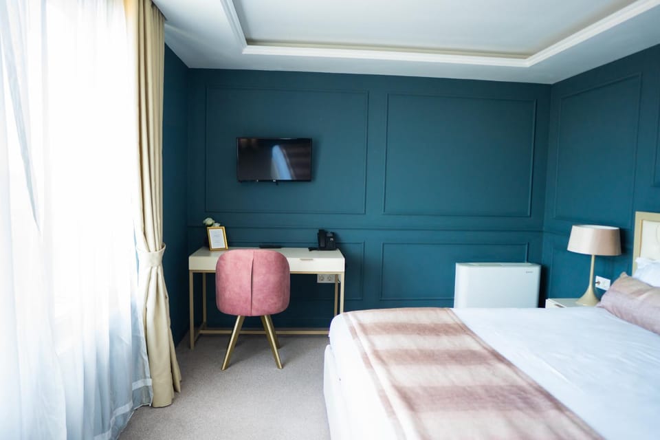 Bed, TV and multimedia, Seating area