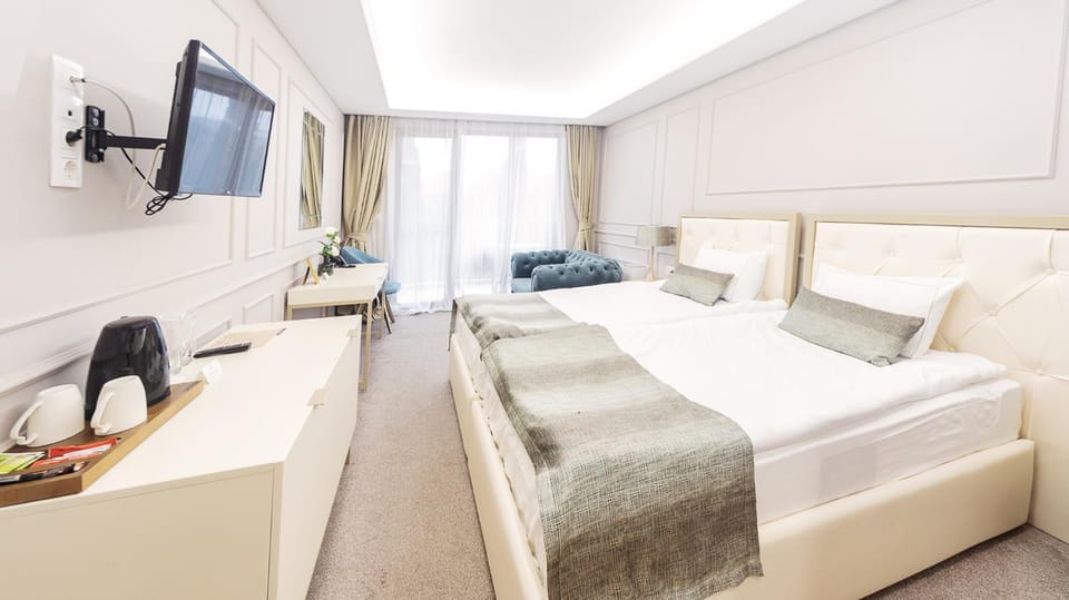 Communal lounge/ TV room, Bed, TV and multimedia, Photo of the whole room, Seating area, Evening entertainment, Bedroom