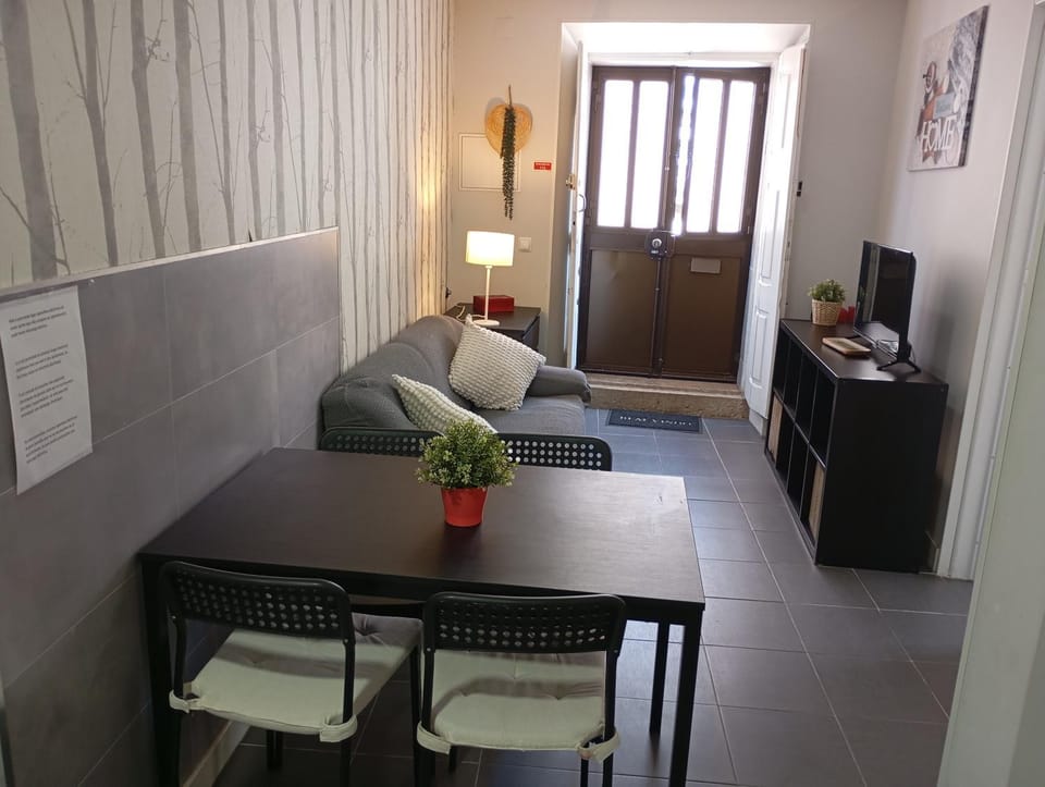 TV and multimedia, Living room, Seating area, Dining area