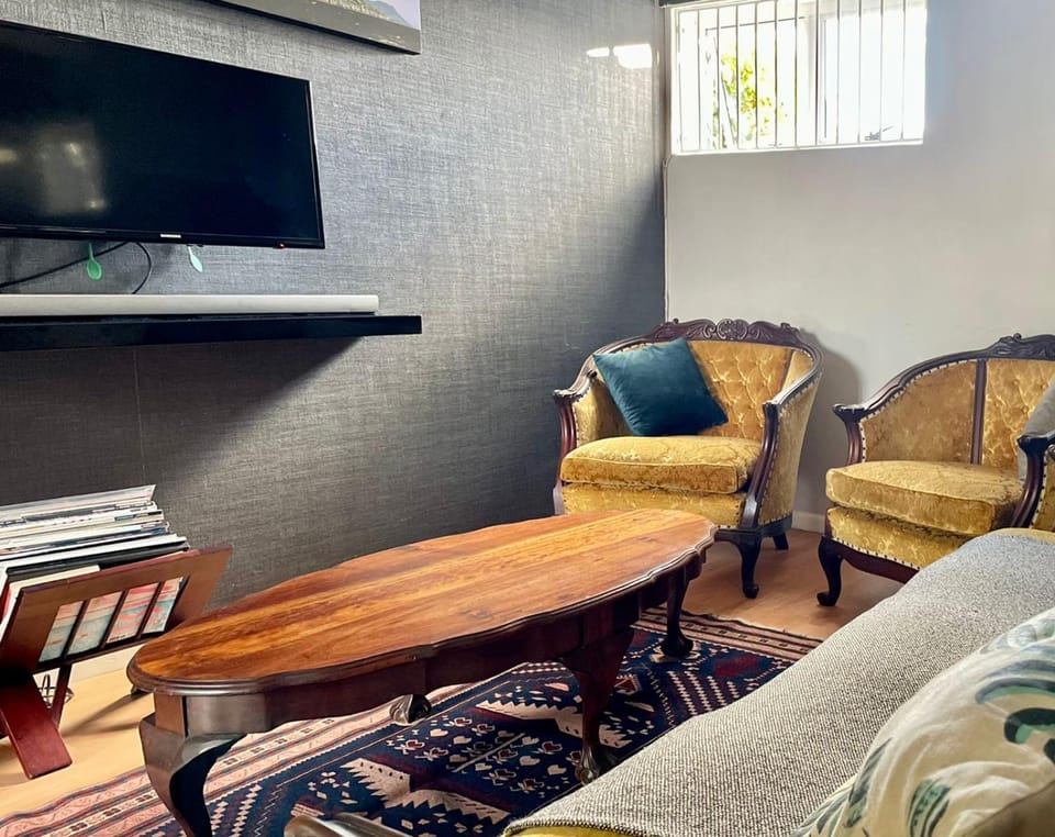 TV and multimedia, Lounge or bar, Seating area, Family