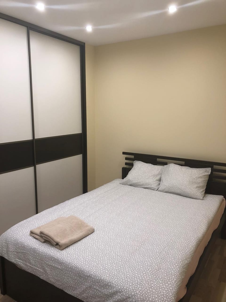 Riverside Embassy apartment 2. Spacious/free parking Apartment in Riga