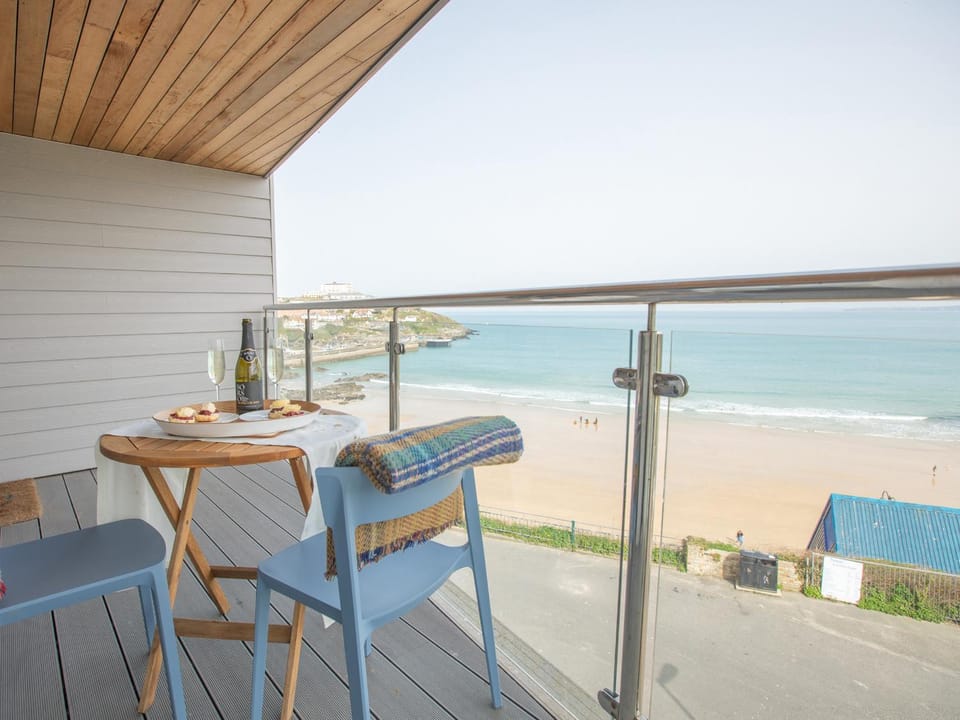 Onshore 6 - Newquay Towan Beach View Apartment in Newquay