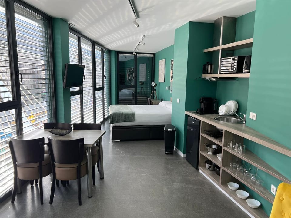 Bed, Kitchen or kitchenette, Photo of the whole room, Dining area, Bedroom, hair dresser