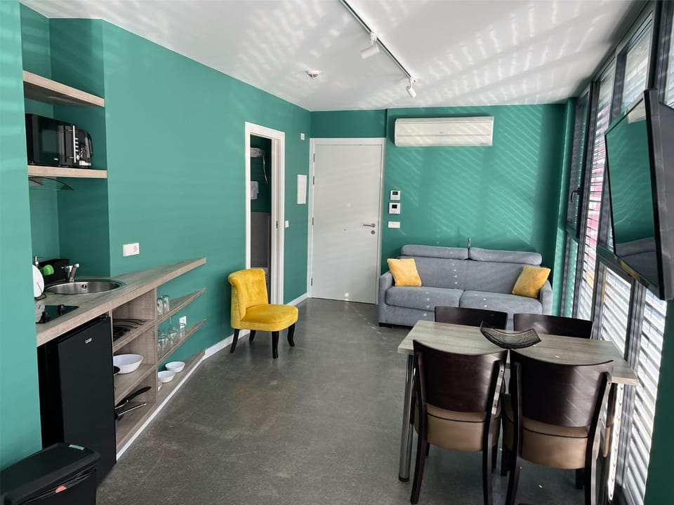 Kitchen or kitchenette, Living room, Seating area, minibar, air conditioner