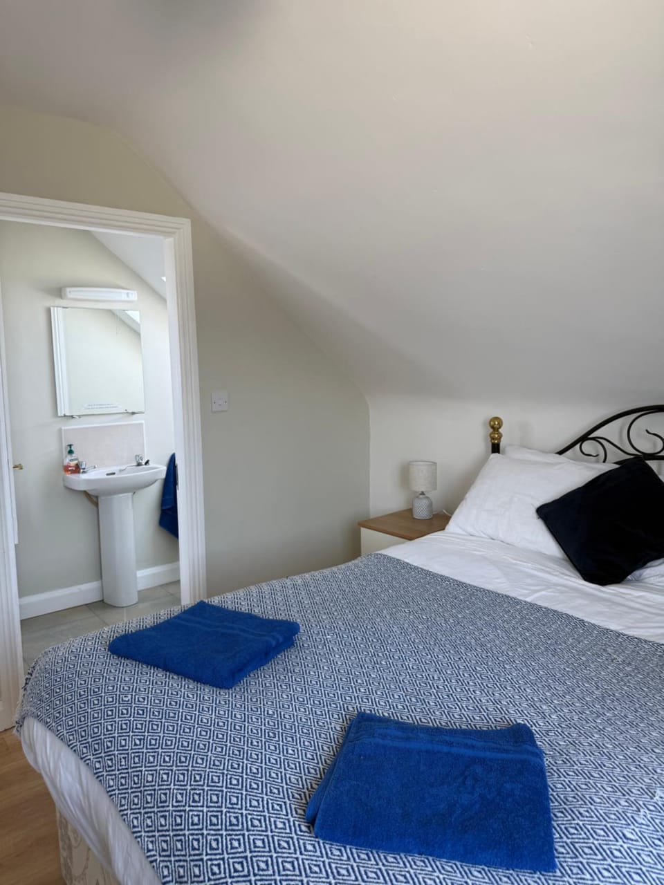 Bed, Bathroom, Bedroom, towels