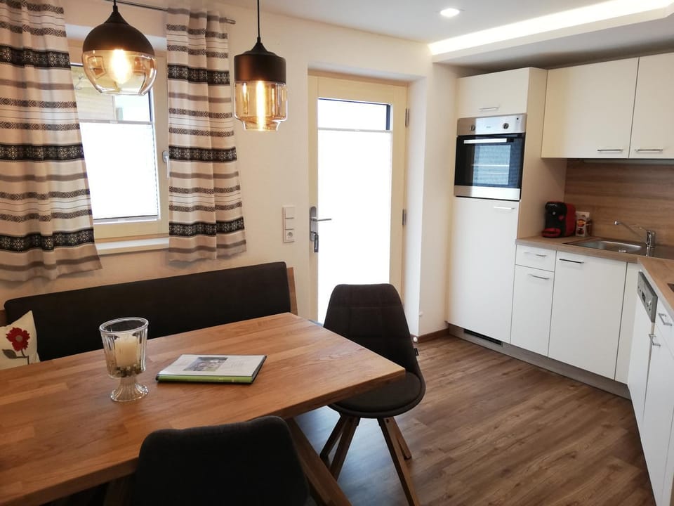 Kitchen or kitchenette, Dining area