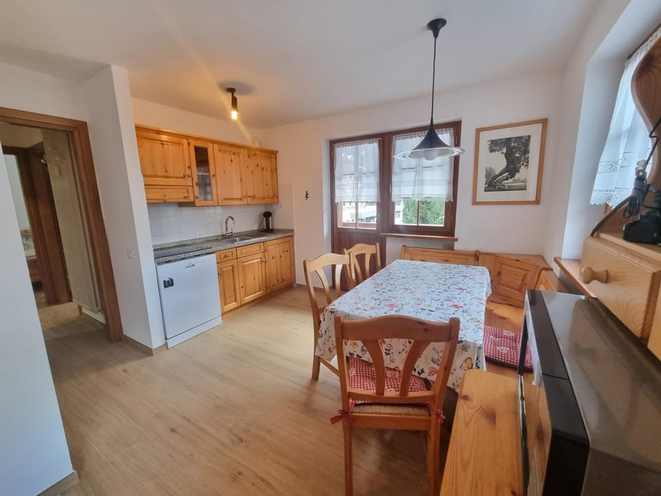 Kitchen or kitchenette, Dining area, stove