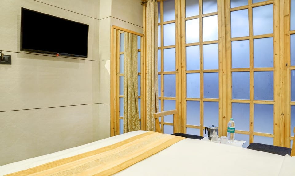 Bed, TV and multimedia, Bedroom
