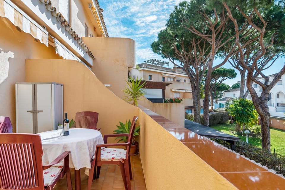 Property building, Balcony/Terrace, Living room
