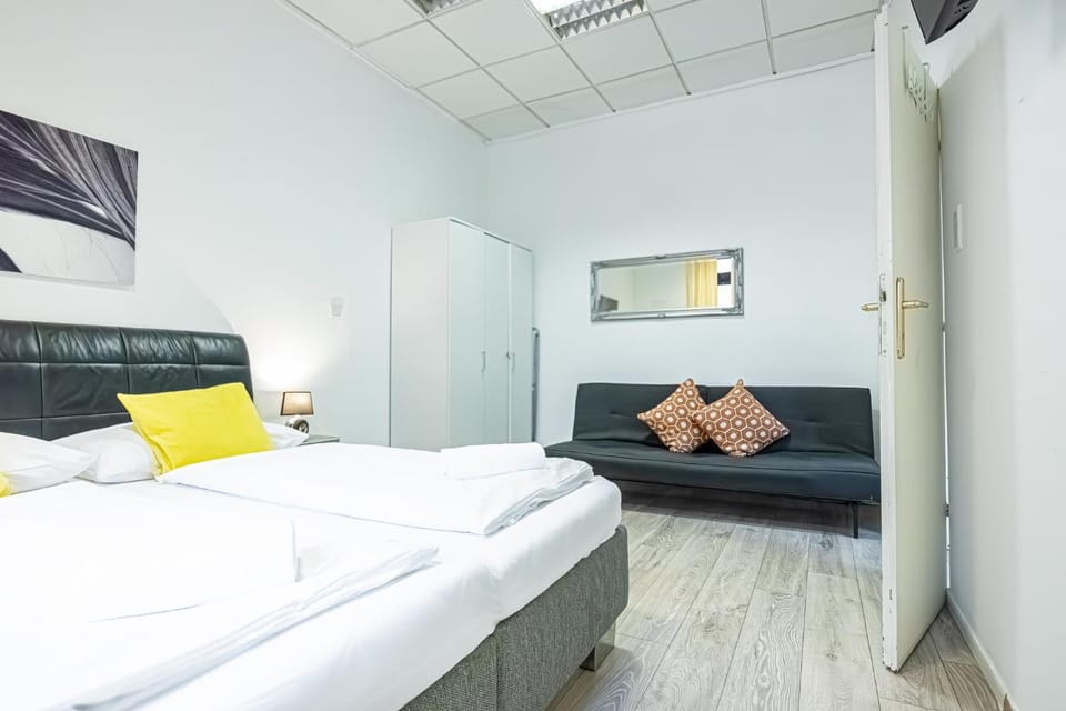 Bed, TV and multimedia, Seating area, Bedroom