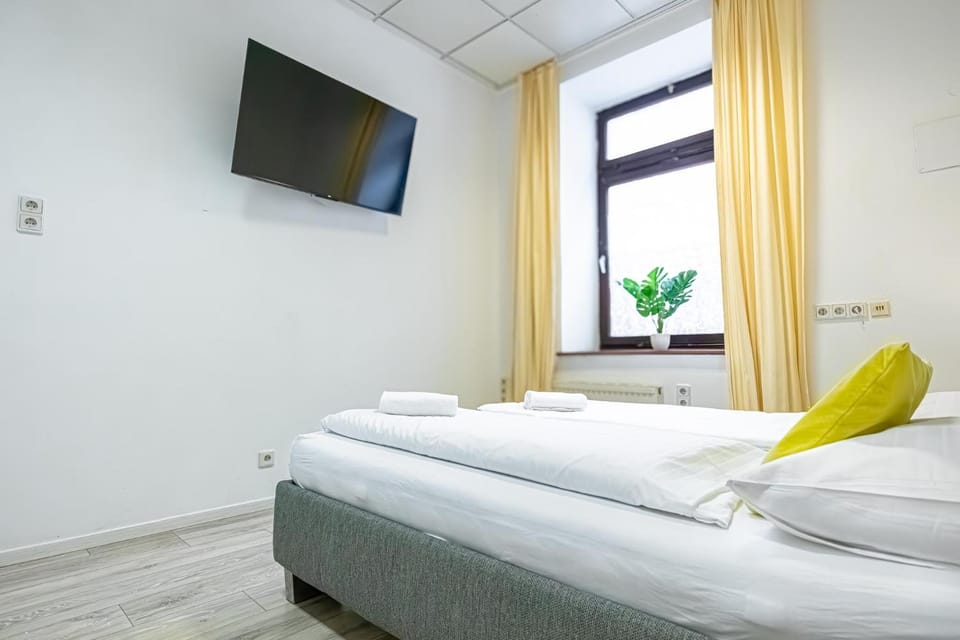 Bed, TV and multimedia, Bedroom