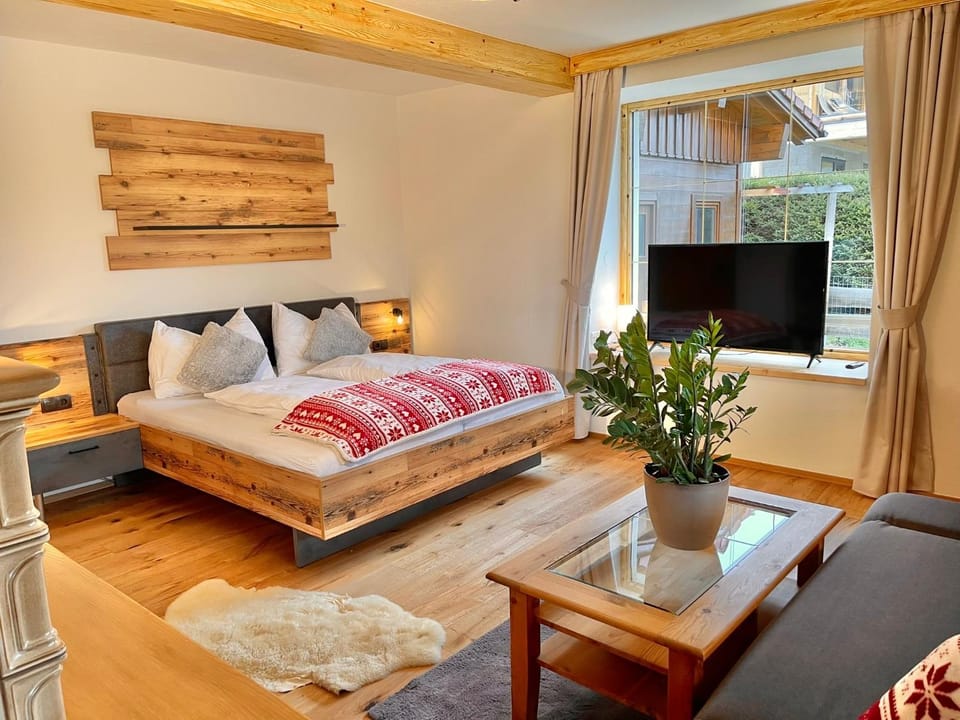 Bed, TV and multimedia, Living room, Photo of the whole room, Seating area, Evening entertainment, Bedroom