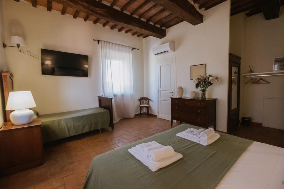Bed, TV and multimedia, View (from property/room), Photo of the whole room, Bedroom, towels, air conditioner