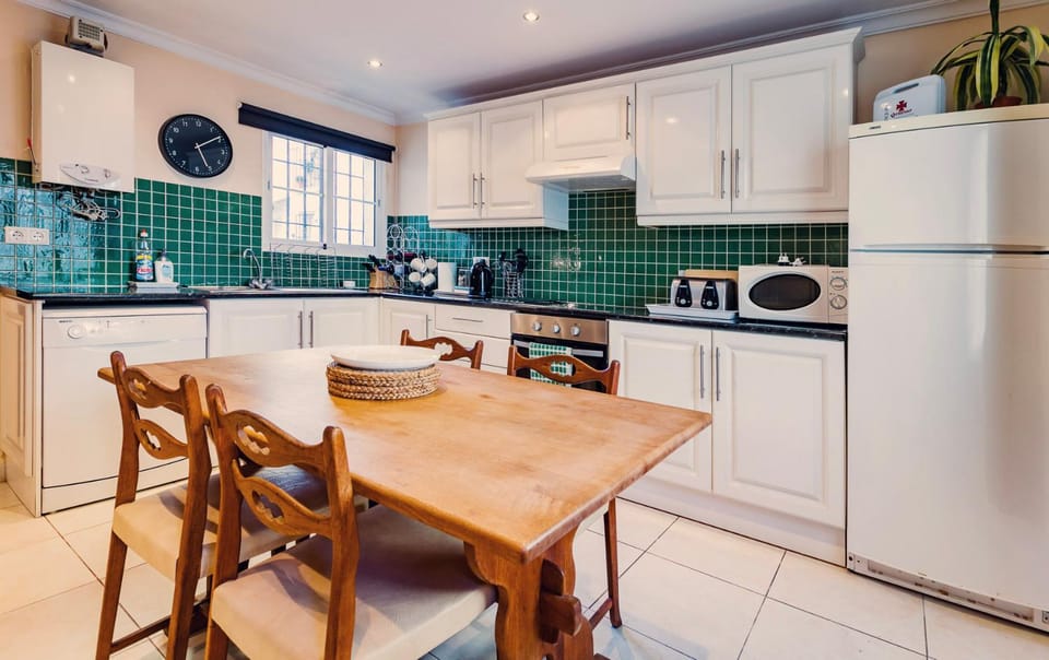 Coffee/tea facilities, Kitchen or kitchenette, Dining area, dishwasher, minibar, pet friendly, stove