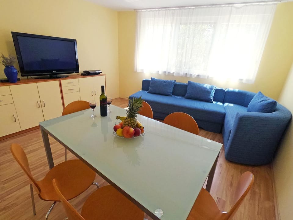TV and multimedia, Living room, Seating area, Dining area