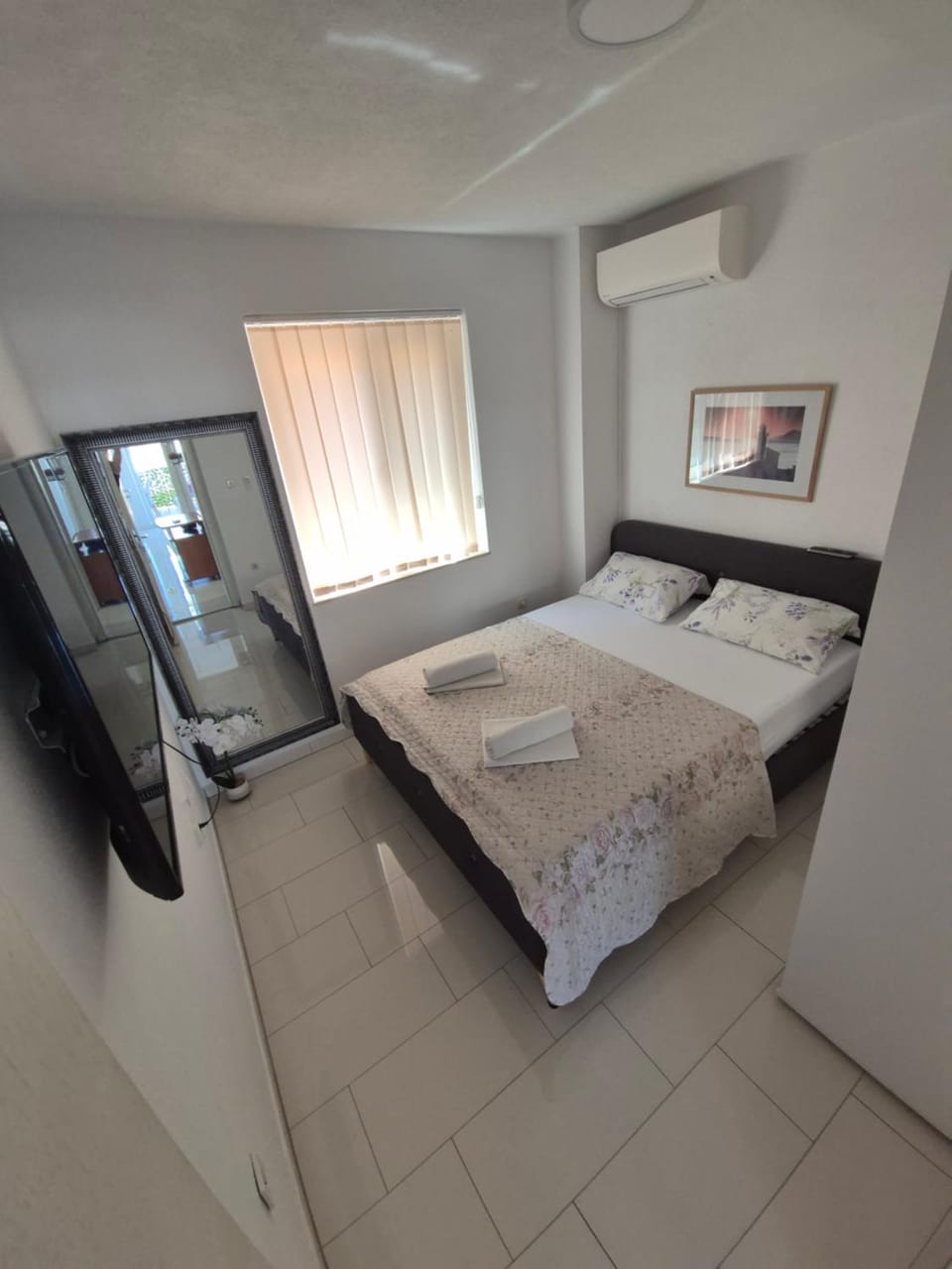 Bed, TV and multimedia, Photo of the whole room, Bedroom, air conditioner