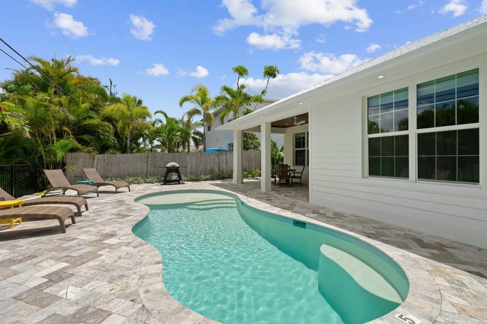 Property building, Patio, Day, Garden, Garden view, Pool view, Swimming pool, sunbed