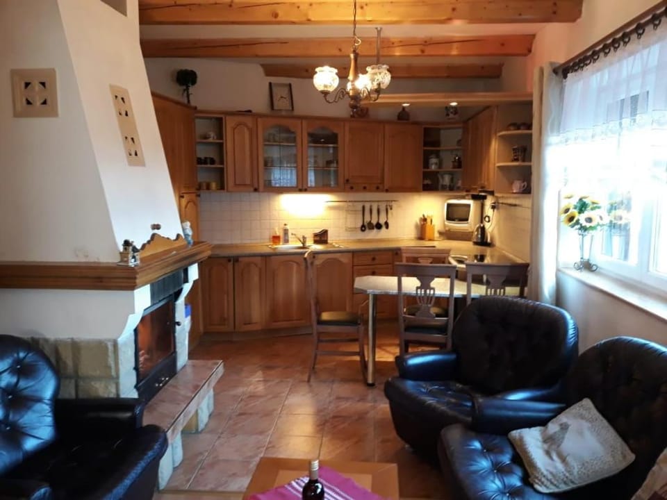 Seating area, Dining area, Communal kitchen