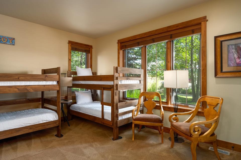Bedroom, bunk bed