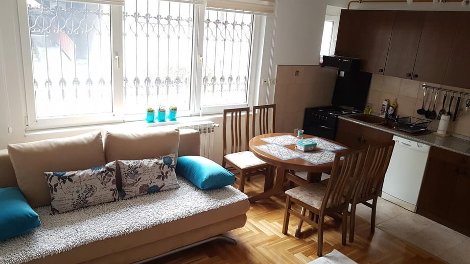 Coffee/tea facilities, Kitchen or kitchenette, Dining area