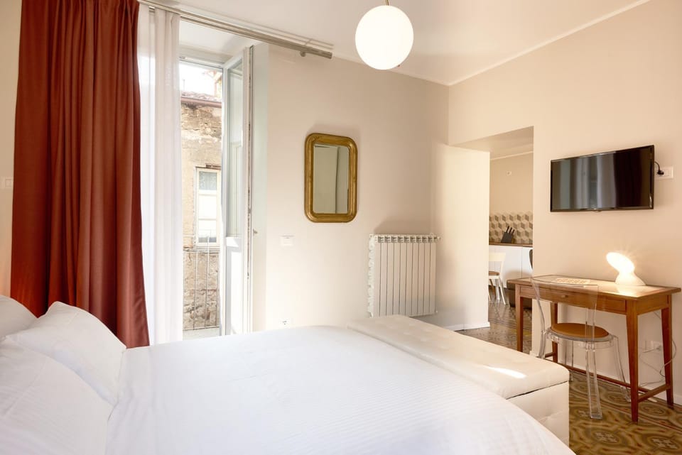 Photo of the whole room, Bedroom