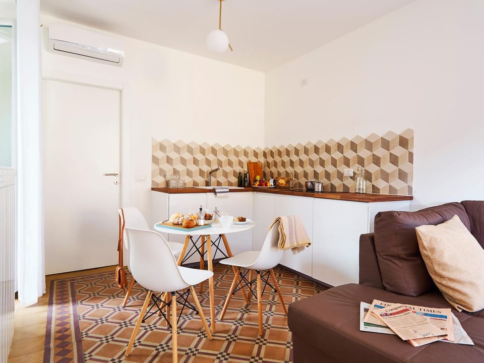 Coffee/tea facilities, Kitchen or kitchenette, Living room, Seating area, Dining area