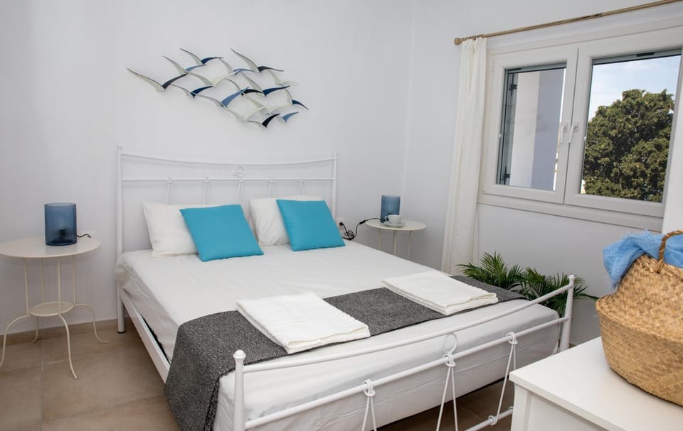 Property building, Bed, Bird's eye view, View (from property/room), Photo of the whole room, Bedroom, City view, Landmark view, Sea view