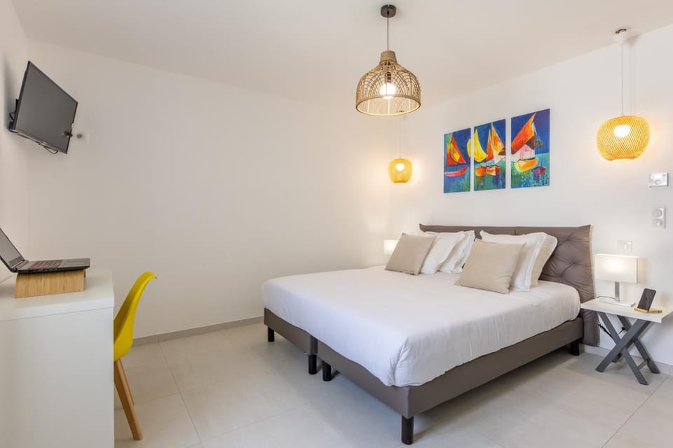 Bed, TV and multimedia, Photo of the whole room, Bedroom