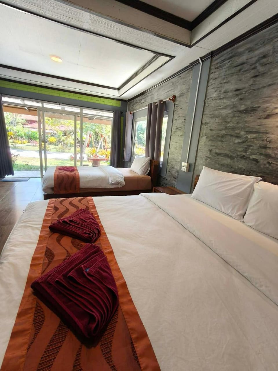 Bed, Photo of the whole room, towels