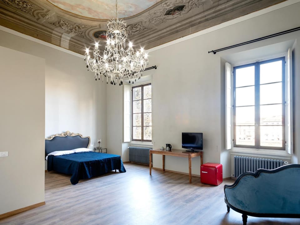 Bed, TV and multimedia, Photo of the whole room, Bedroom