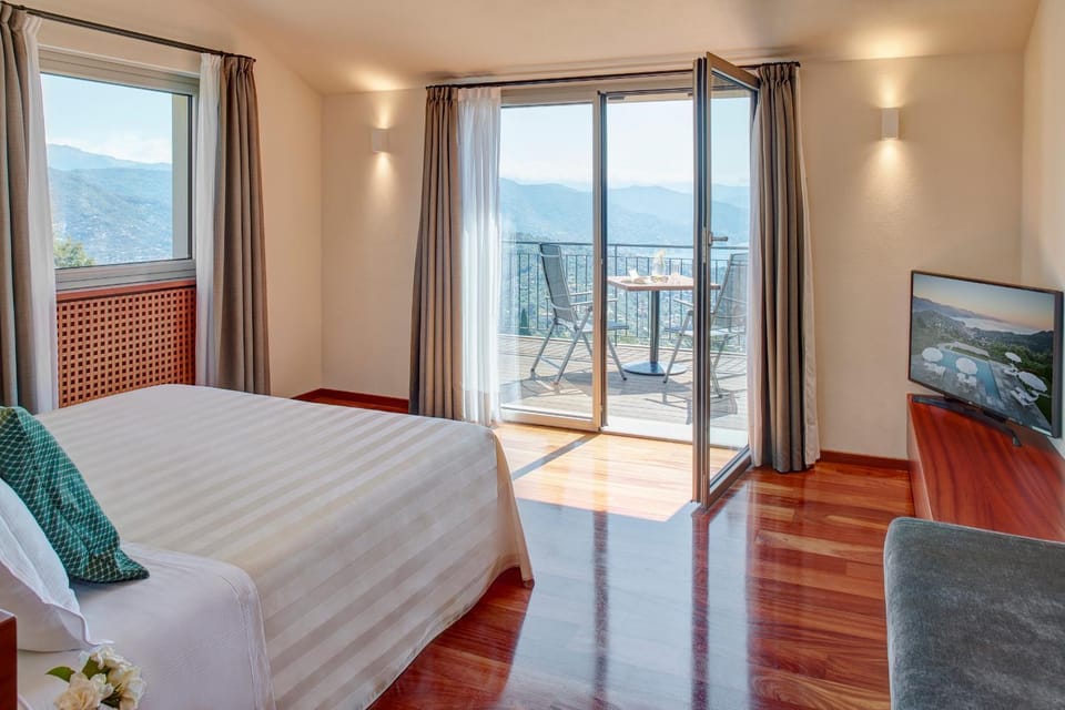 View (from property/room), Balcony/Terrace, Bedroom