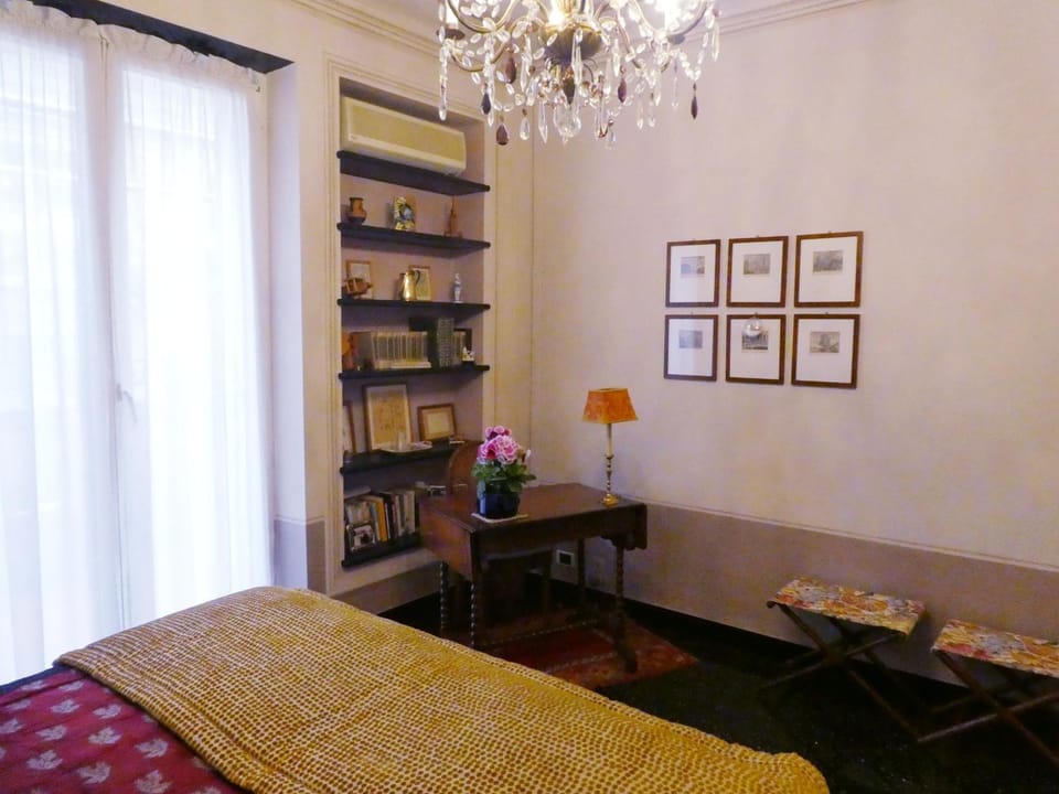 Photo of the whole room, Decorative detail