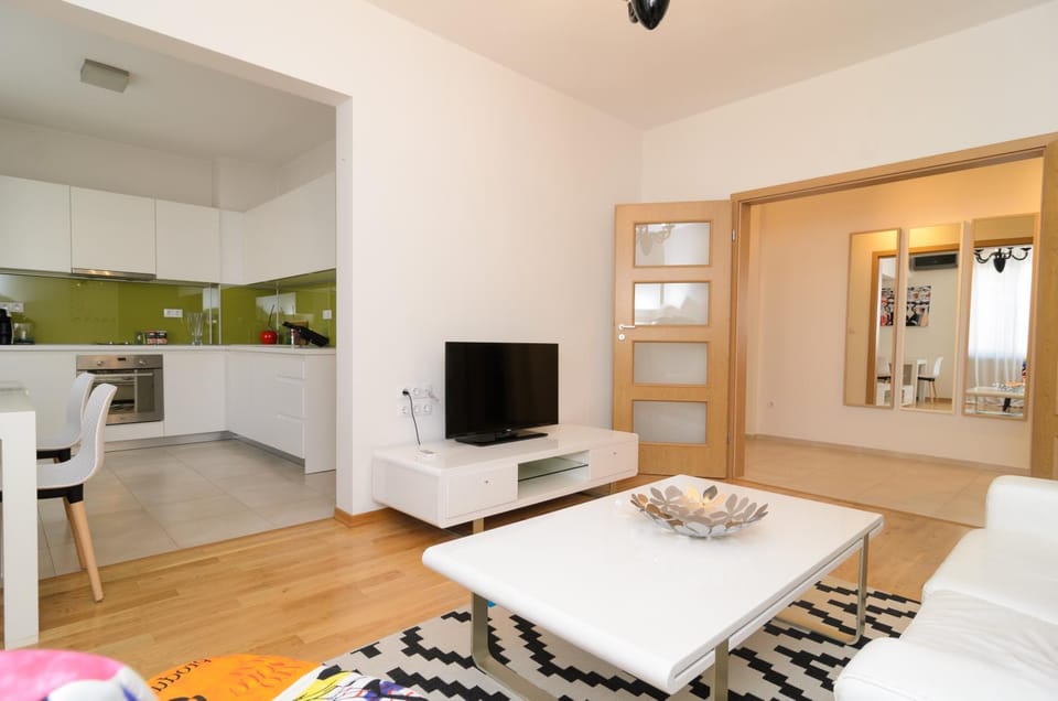 TV and multimedia, Kitchen or kitchenette, Living room