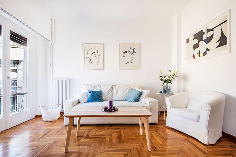 Day, Winter, TV and multimedia, Living room, Photo of the whole room, Decorative detail, Seating area, On site