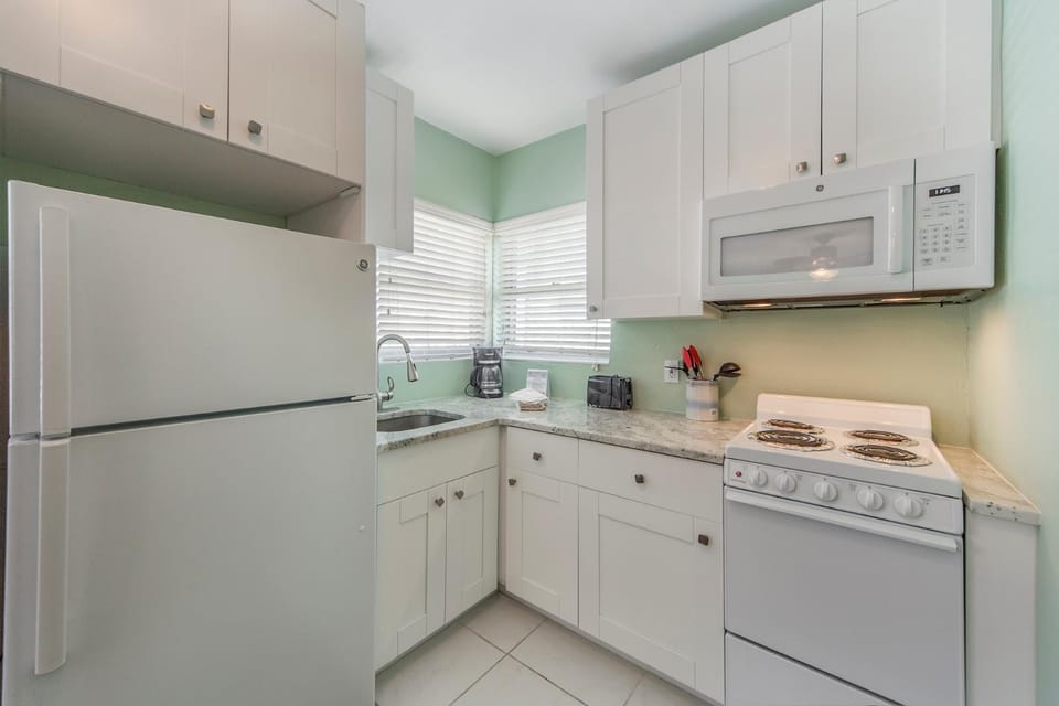 Cute and Cozy Unit- John's Pass - Surf Song #212 Apartment in Madeira Beach