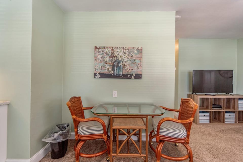 Cute and Cozy Unit- John's Pass - Surf Song #212 Apartment in Madeira Beach