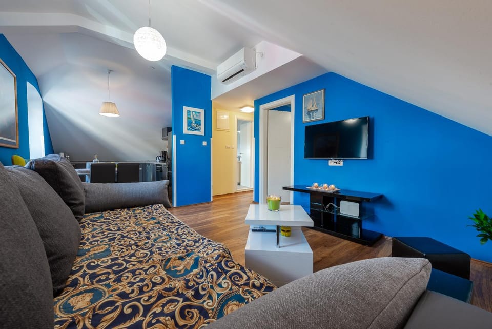 Communal lounge/ TV room, TV and multimedia, Living room, Seating area