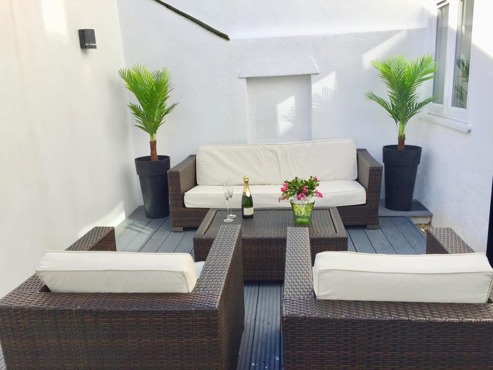 Stylish Town Centre House - 300Mbps, Parking & Sunny decking Apartment in Poole