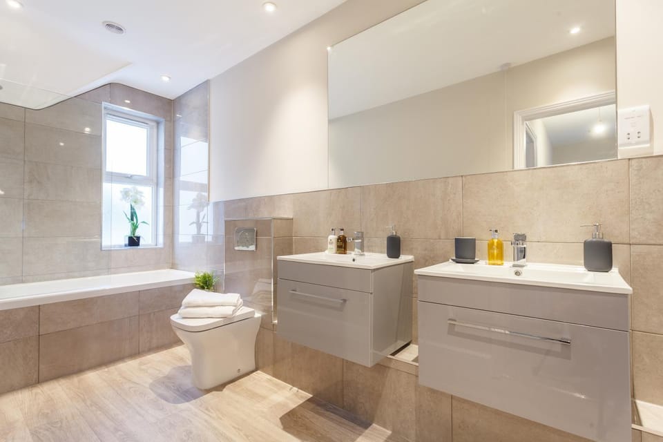 Stylish Town Centre House - 300Mbps, Parking & Sunny decking Apartment in Poole