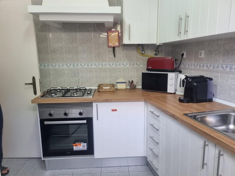 Coffee/tea facilities, Kitchen or kitchenette, stove, toaster