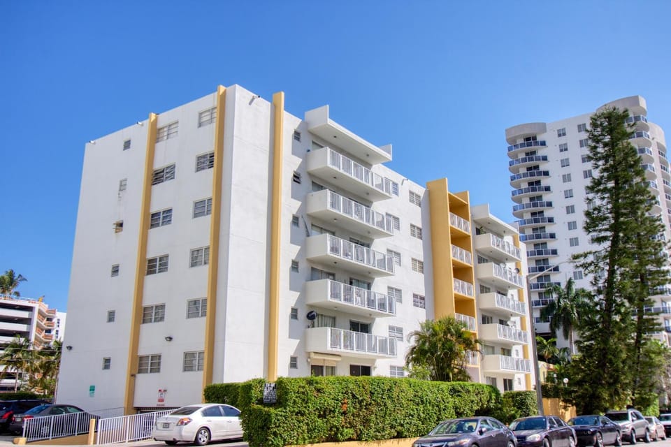 Property building, Day, Neighbourhood, City view, Location, Parking